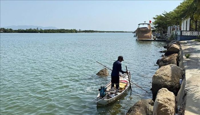 Người dân sử dụng ghe nhỏ khai thác thủy sản tại khu vực đầm Thị Nại, tỉnh Gia Lai.