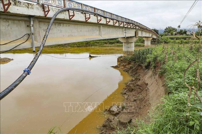 Khu vực sạt lở dọc hai bên mố cầu C9. Ảnh: Xuân Tư/TTXVN. Ảnh: Xuân Tư/TTXVN.