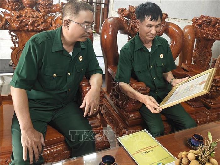 Cựu chiến binh Nguyễn Như Hoan ở phường Đồng Xoài (bên phải) đã tạo việc làm và giúp đỡ nhiều hoàn cảnh khó khăn.