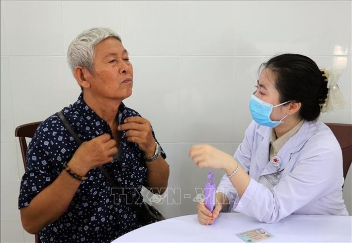 Bác sĩ Bệnh viện Đa khoa Ninh Thuận (tỉnh Khánh Hòa) khám bệnh cho người dân.