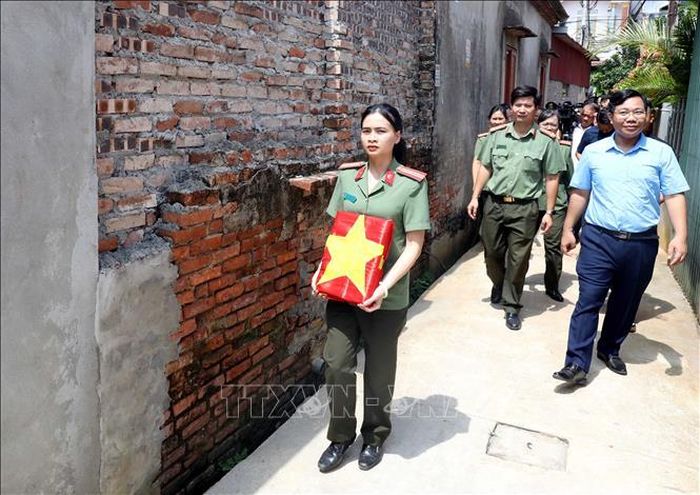 Mang di ảnh được phục dựng về trao cho thân nhân gia đình các liệt sĩ tại xã Xuân Trúc, tỉnh Hưng Yên. Ảnh: Thế Duyệt/TTXVN