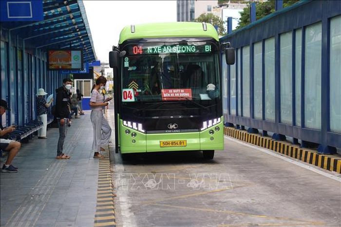 Hành khách lên xe buýt tại Trạm trung chuyển xe buýt Hàm Nghi, phường Bến Thành. Ảnh: Hồng Đạt/TTXVN
