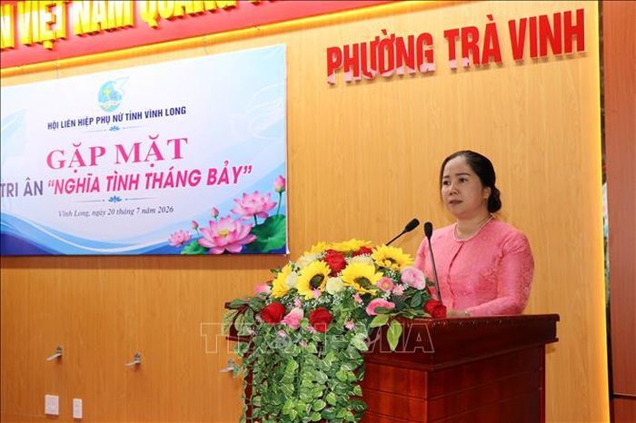 Chủ tịch Hội Liên hiệp Phụ nữ tỉnh Vĩnh Long Nguyễn Thị Kim Thoa phát biểu tri ân các anh hùng liệt sĩ, thương binh, bệnh binh, gia đình chính sách. Ảnh: Thanh Hòa/TTXVN