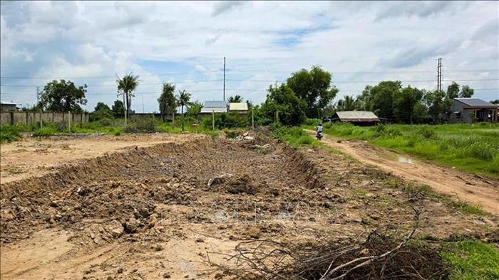 Hiện trạng mặt bằng tại khu vực thuộc Dự án đường cao tốc Thành phố Hồ Chí Minh - Mộc Bài sau khi xảy ra hoạt động đào, vận chuyển đất.