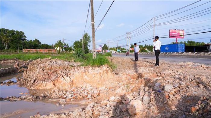 Khu vực bị đào sâu, hình thành hố lớn, làm thay đổi hiện trạng mặt bằng thuộc phạm vi Dự án đường cao tốc Thành phố Hồ Chí Minh - Mộc Bài.