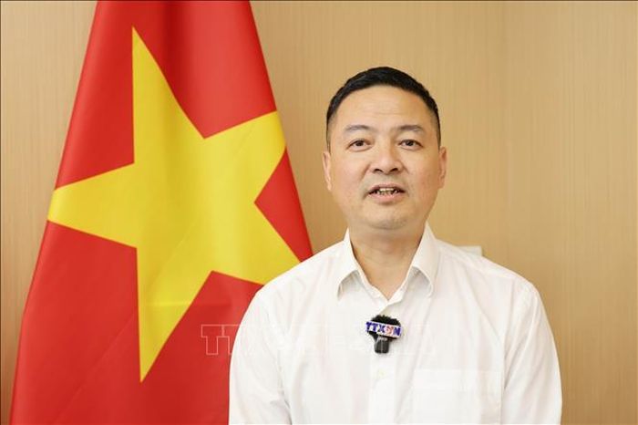 Phó Giáo sư, Tiến sĩ Nguyễn Xuân Diện, giảng viên tiếng Việt tại trường Đại học Ngoại ngữ Tứ Xuyên (Trung Quốc) trả lời phỏng vấn phóng viên TTXVN tại Trung Quốc. Ảnh: Công Tuyên/PV TTXVN tại Trung Quốc