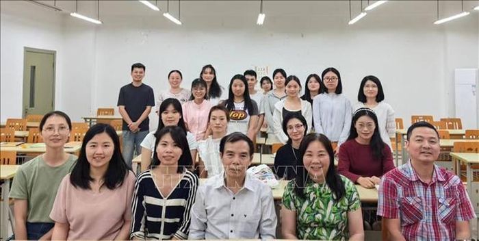 Phó Giáo sư, Tiến sĩ Nguyễn Xuân Diện (hàng đầu, ngoài cùng bên phải) và các sinh viên lớp tiếng Việt tại trường Đại học Ngoại ngữ Tứ Xuyên. Ảnh: TTXVN phát