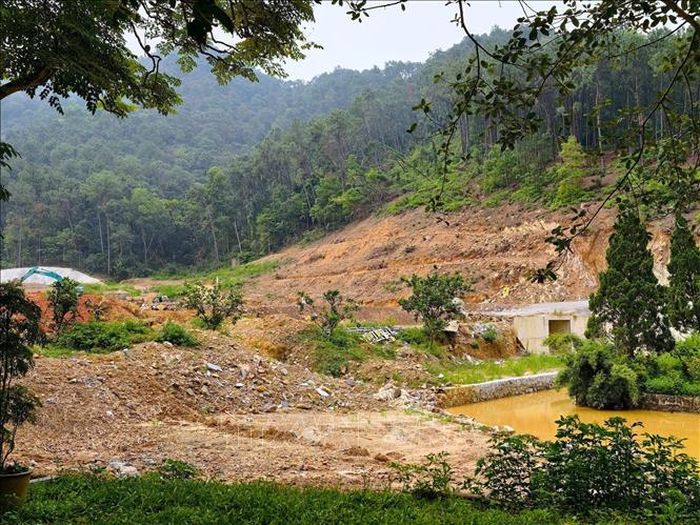 Toàn cảnh khu vực sạt trượt nằm tiếp giáp hồ điều hòa và Khu di tích quốc gia đặc biệt Đền Sóc; địa phương đang triển khai các biện pháp bảo đảm an toàn, đồng thời chuẩn bị phương án xử lý công trình. Ảnh: Quốc Lũy/TTXVN