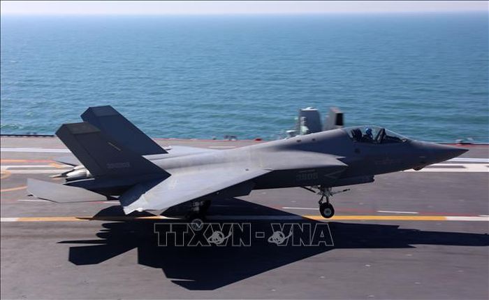 Tiêm kích J-35 thực hiện huấn luyện trên tàu sân bay Phúc Kiến. Ảnh: THX/TTXVN