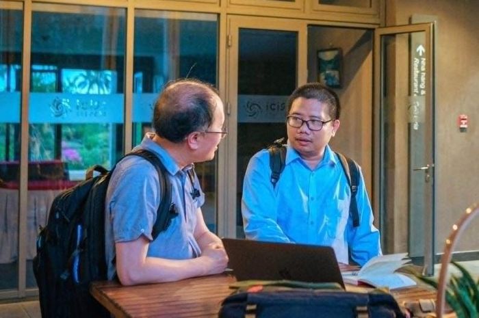 TS Nguyễn Xuân Dũng trao đổi với Giáo sư Đàm Thanh Sơn (Đại học Chicago, Mỹ) tại Trung tâm ICISE, Gia Lai. Ảnh: Xuân Huyên