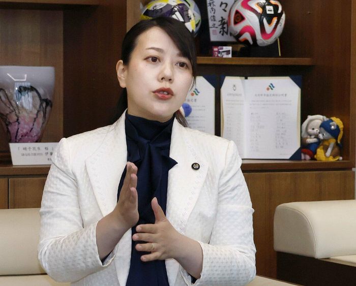 Shoko Kawata, 35 tuổi, thị trưởng thành phố Yawata thuộc tỉnh Kyoto, chia sẻ về kế hoạch nghỉ thai sản vào ngày 21/5/2026 tại tòa thị chính. Ảnh: Kyodo