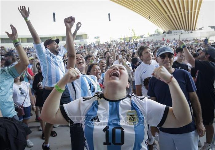 Cổ động viên đội tuyển Argentina bùng nổ cảm súc sau khi đội nhà lội ngược dòng thắng tuyển Anh tiến vào Chung kết. Ảnh minh họa: THX/TTXVN phát