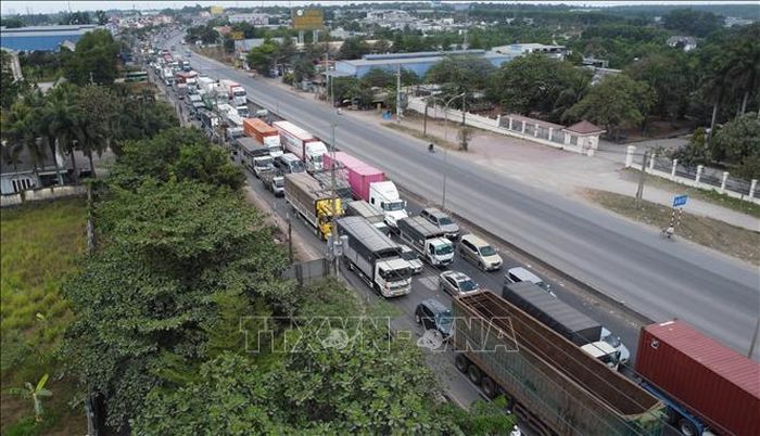 Ùn tắc giao thông kéo dài trên Quốc lộ 51, đoạn qua Đồng Nai trưa 18/4/2026. Ảnh: Công Phong/TTXVN