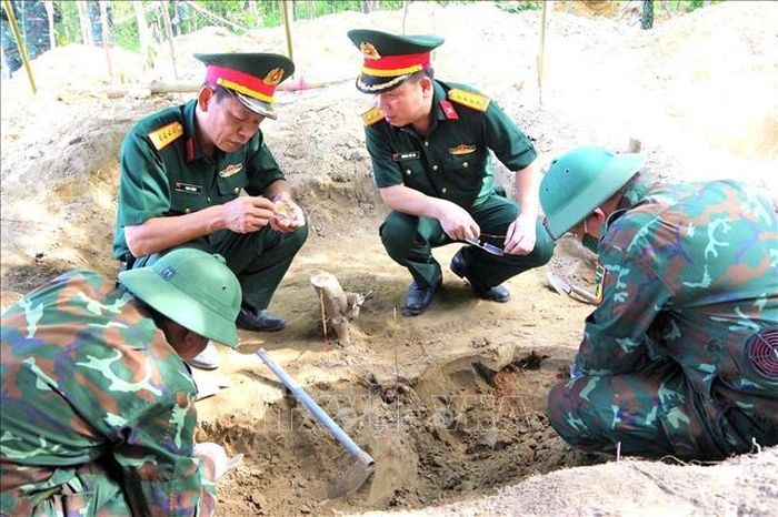 Đại tá Phan Thắng, Chỉ huy trưởng và Đại tá Trương Viết Hải, Chính ủy Bộ Chỉ huy Quân sự tỉnh Quảng Trị trực tiếp đến hiện trường kiểm tra, động viên các lực lượng làm nhiệm vụ. Ảnh: TTXVN phát