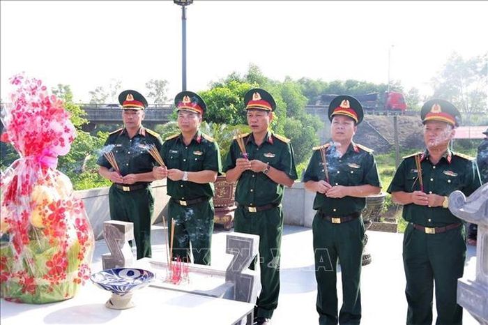 Đoàn công tác Bộ Chỉ huy Quân sự tỉnh Quảng Trị thành kính dâng hương tưởng niệm các anh hùng liệt sĩ tại Đền thờ Liệt sĩ Trung đoàn 88, Sư đoàn 308 ở khu vực Câu Nhi, xã Nam Hải Lăng (Quảng Trị). Ảnh: TTXVN phát