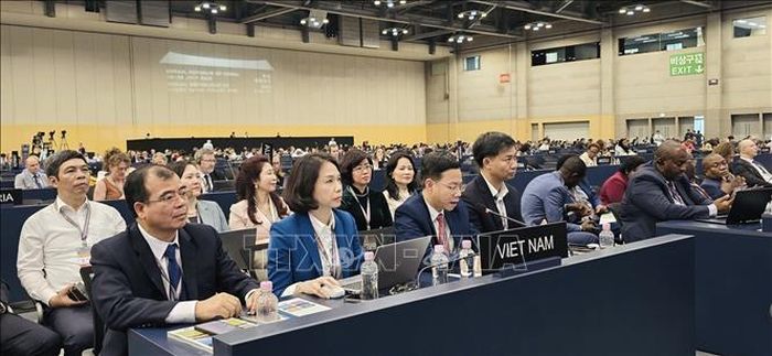 Thứ trưởng Bộ Ngoại giao Ngô Lê Văn, Chủ tịch Ủy ban Quốc gia UNESCO Việt Nam phát biểu tại Kỳ họp.