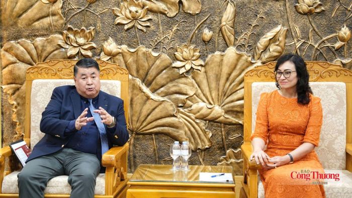 Thứ trưởng Bộ Công Thương Phan Thị Thắng tiếp Phó Chủ tịch phụ trách Xúc tiến thương mại và Xuất khẩu Tập đoàn Central Retail, ông Paul Lê. Ảnh: moit.gov.vn