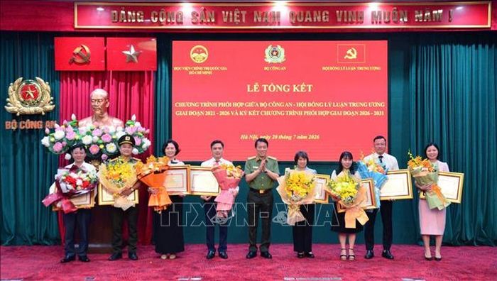 Đại tướng Lương Tam Quang, Bộ trưởng Bộ Công an tặng bằng khen 3 tập thể, 9 cá nhân thuộc Hội đồng Lý luận Trung ương. Ảnh: Văn Điệp/TTXVN
