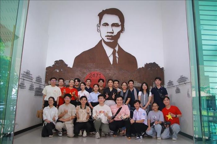 Đoàn về nguồn của Lưu học sinh Việt Nam tại Thái Lan chụp ảnh lưu niệm tại Bảo tàng Bản Đông Hồ Chí Minh ở tỉnh Phichit. Ảnh: TTXVN phát