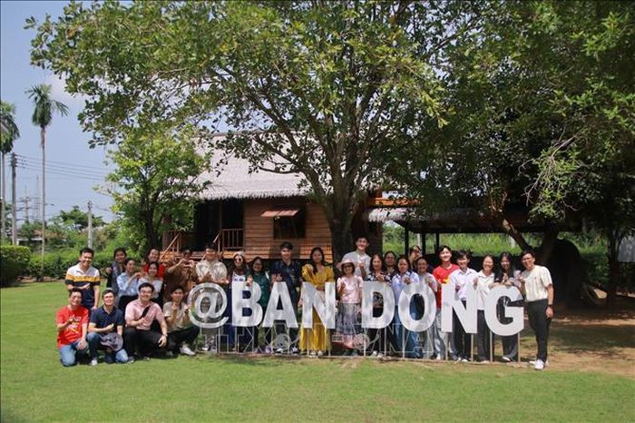 Đoàn về nguồn của Lưu học sinh Việt Nam tại Thái Lan chụp ảnh lưu niệm ở Bảo tàng Bản Đông Hồ Chí Minh, tỉnh Phichit. Ảnh: TTXVN phát