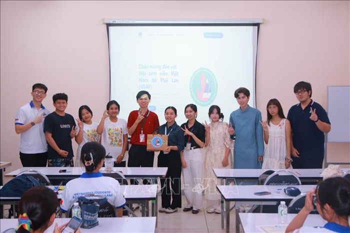 Đoàn về nguồn của Lưu học sinh Việt Nam tại Thái Lan giao lưu với sinh viên Việt Nam và sinh viên Thái Lan học tiếng Việt tại Đại học Naresuan (tỉnh Phitsanulok). Ảnh: TTXVN phát