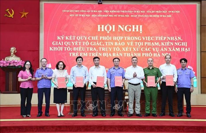 Lãnh đạo liên ngành các cơ quan ký kết Quy chế phối hợp.