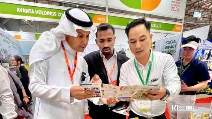 Ông Nguyễn Hoàng Đạt, Giám đốc Công ty TNHH Vinahe (bên phải), giới thiệu các sản phẩm chế biến từ hạt điều với đối tác quốc tế tại một hội chợ thực phẩm, hướng tới mở rộng thị trường và xây dựng thương hiệu điều Việt.