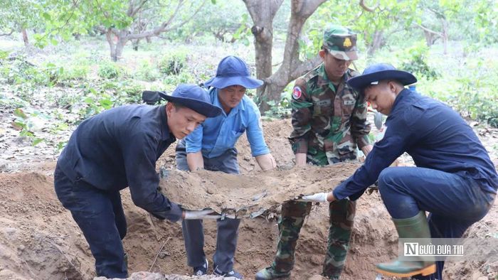 Cán bộ, chiến sĩ Đội K72 phối hợp với lực lượng chức năng Campuchia cẩn trọng cất bốc hài cốt liệt sĩ được phát hiện trong quá trình tìm kiếm, quy tập, góp phần đưa các anh hùng liệt sĩ trở về với đất mẹ sau nhiều thập niên nằm lại nơi đất bạn.