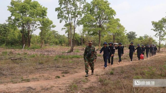 Cán bộ, chiến sĩ Đội K72 hành quân vào khu vực tìm kiếm hài cốt liệt sĩ tại đất nước Campuchia. Suốt 25 năm qua, những bước chân của các anh đã vượt hàng nghìn ki-lô-mét đường rừng, kiên trì thực hiện hành trình đưa đồng đội trở về với đất mẹ.
