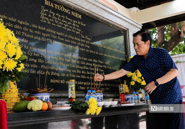 Ông Lê Chí Công - con trai út của Liệt sĩ, Anh hùng Lực lượng Vũ trang Nhân dân Lê Thị Riêng thắp nhang tại bia tưởng niệm.