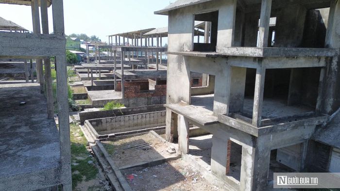 Bên trong dự án là các tòa nhà bê tông, cốt thép bắt đầu xuống cấp.