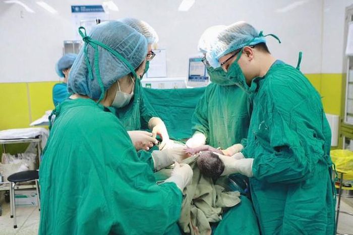 Các bác sĩ tiến hành mổ lấy các bé. Ảnh: BVCC.