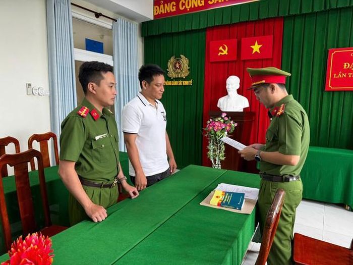 Cơ quan CSĐT Công an tỉnh Vĩnh Long tống đạt quyết định khởi tố bị can đối với Thái Lê Minh Tuấn. Ảnh: Công an tỉnh Vĩnh Long.