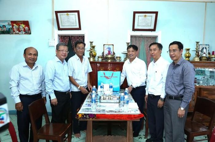 Ông Lê Trọng Yên, Phó Chủ tịch Thường trực UBND tỉnh Lâm Đồng thăm, tặng quà cho các gia đình chính sách ở xã Hòa Thắng.