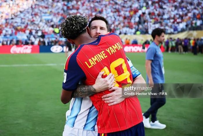 Khoảnh khắc Lamine Yamal tiến đến ôm chặt Lionel Messi.