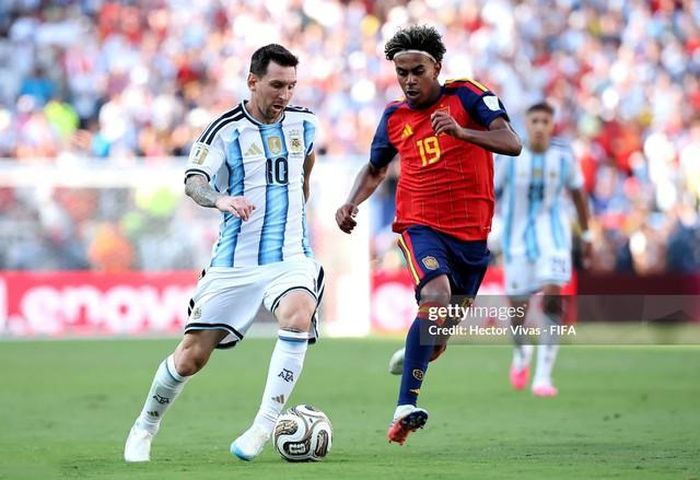 Messi và Yamal đối đầu nhau trong trận tranh cúp vàng rạng sáng 20/7. Ảnh: AFP.