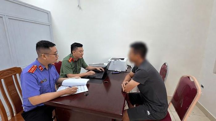 Đối tượng làm việc tại cơ quan công an. Ảnh: Công lý.