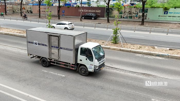 Theo Ban Quản lý dự án đầu tư xây dựng công trình hạ tầng kỹ thuật và nông nghiệp Thành phố Hà Nội, hiện trên tuyến đường Hoàng Minh Thảo và Võ Chí Công mới được thảm thô. Đơn vị cũng đã tiến hành lập biên bản khắc phục và dự kiến thảm mịn lại trong tuần này.