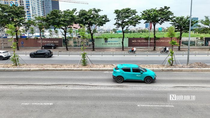 Mặt đường Võ Chí Công xuất hiện nhiều vết nứt dài.