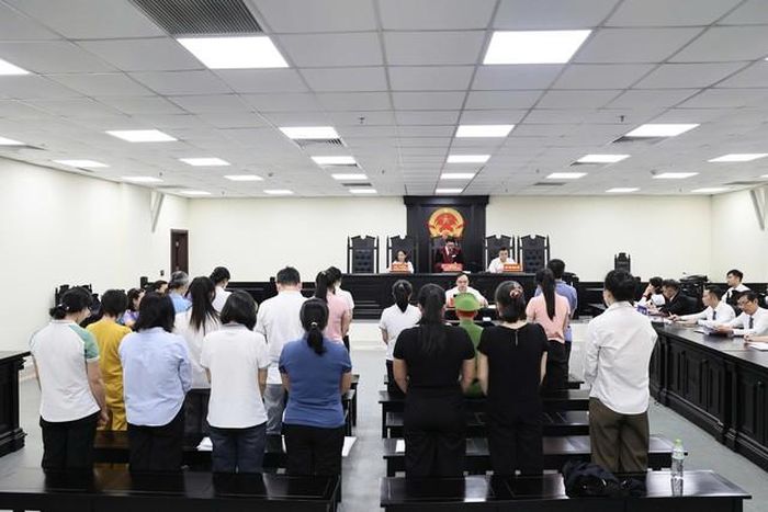HĐXX tuyên án với 19 bị cáo (Ảnh: Hồng Nguyên).