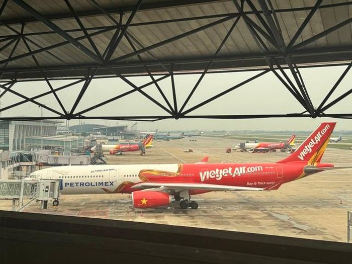 Tổng công ty Quản lý bay Việt Nam được yêu cầu theo dõi chặt chẽ diễn biến thời tiết; phối hợp với người khai thác cảng hàng không, sân bay và các đơn vị liên quan để kịp thời cung cấp thông tin phục vụ điều hành hoạt động bay an toàn.