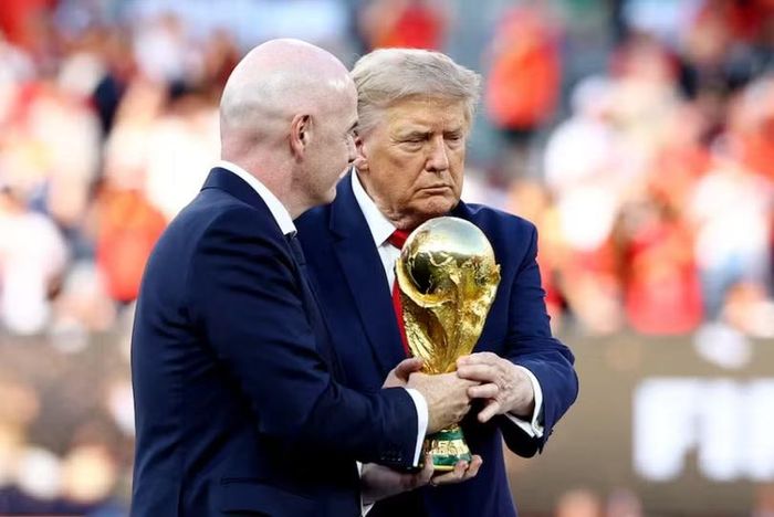 Chủ tịch FIFA Gianni Infantino và Tổng thống Mỹ Donald Trump cùng với chiếc cúp trong buổi lễ trao giải sau trận chung kết World Cup 2026. Ảnh: Reuters.