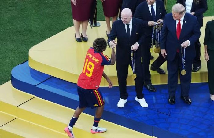 Tổng thống Mỹ Donald Trump và Chủ tịch FIFA Gianni Infantino trong lúc trao giải cho tuyển Tây Ban Nha. Ảnh: Reuters.