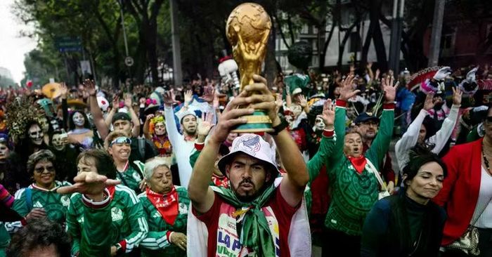 World Cup là cơ hội thu hút khách du lịch, kích thích tiêu dùng, đem lại nguồn lợi cho các địa phương ở ba quốc gia đăng cai. Ảnh: Thepaper.