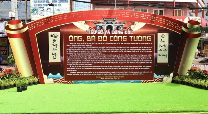 Bảng giới thiệu tiểu sử và công đức ông, bà Đỗ Công Tường được lắp đặt tại khu vực tổ chức lễ, giúp người dân và du khách tìm hiểu về bậc tiền nhân có công khai khẩn, lập chợ trên vùng đất Cao Lãnh. Ảnh: Liễu Hiền