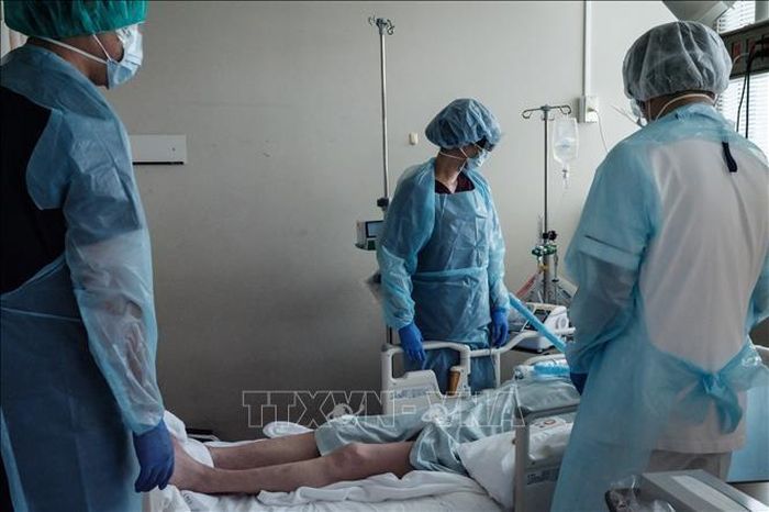 Công nghệ hiện đại hỗ trợ đội ngũ bác sỹ điều trị hiệu quả những ca bệnh nặng. Ảnh: AFP/TTXVN