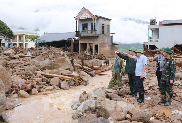 Chủ tịch UBND tỉnh Lai Châu trao đổi với Thứ trưởng Nguyễn Hoàng Hiệp cùng đoàn về địa bàn nơi bị lũ ống, lũ quét gây ra. Ảnh: Quý Trung - TTXVN
