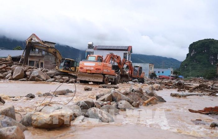 Sở Xây dựng tỉnh Lai Châu phối hợp với Ban 2, Bộ Xây dựng huy động phương tiện máy móc để nỗ lực thông tuyến Quốc lộ 2 tạm thời nhằm giảm ách tắc giao thông. Ảnh: Quý Trung - TTXVN