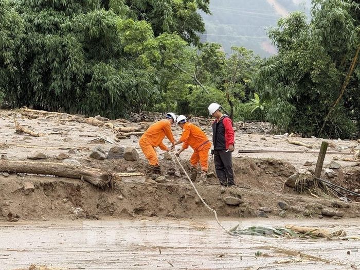 Các tổ công tác của Công ty Điện lực Lai Châu đã khẩn trương kiểm tra, cô lập điểm sự cố, dựng lại cột điện, nối lại từng đường dây. Ảnh: TTXVN