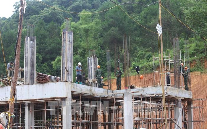 Cán bộ, chiến sĩ Lữ đoàn Pháo binh 382, Quân khu 1 tham gia hỗ trợ xây dựng công trình Trường liên cấp Tiểu học và THCS Trường Hà, Cao Bằng. Ảnh: Chu Hiệu - TTXVN